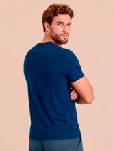 Laad de afbeelding in de Gallery-viewer, Model Back: Uv Line T-Shirt For Men T-Shirt Uvpro Masc Cobalt Upf50+