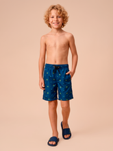 Laad de afbeelding in de Gallery-viewer, Model Front: Uv Line Boy's Swimwear Shorts Acqua Kids Pirates Fun Upf50+