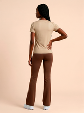 Laad de afbeelding in de Gallery-viewer, Model Back: Uv Line Rash Guard T-Shirt Fem New Fit Fem Sand Upf50+
