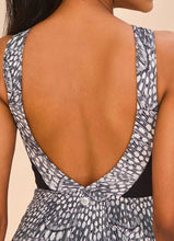 Laad de afbeelding in de Gallery-viewer, Model Back: Uv Line One-Piece Swimsuit Verena Asas Upf50+