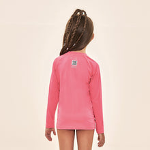 Laad de afbeelding in de Gallery-viewer, Model Back: Uv Line Rash Guard Acqua Qr Code Chiclete Fluor Upf50+