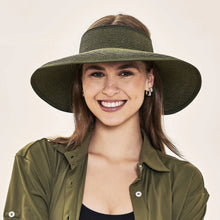 Laad de afbeelding in de Gallery-viewer, Model Front: Uv Line Visor Visor Siena Imp Fem Militar Green Upf50+