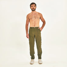 Laad de afbeelding in de Gallery-viewer, Model Front: Uv Line Fitness Bottom Chelsea Verde Militar Upf50+