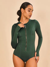 Laad de afbeelding in de Gallery-viewer, Model Front: Uv Line One-Piece Swimsuit Macae Green Cactus Upf50+