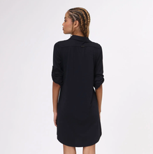 Laad de afbeelding in de Gallery-viewer, Model Back: Uv Line Shirtdress Shirtdress Copenhagen Fem Black Upf50+