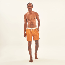 Laad de afbeelding in de Gallery-viewer, Model Front: Uv Line Short For Men / Bermuda Shorts Boxer Ocre Upf50+