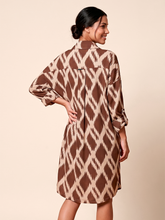 Laad de afbeelding in de Gallery-viewer, Model Back: Uv Line Shirtdress Shirtdress Ipanema Diamond Upf50+