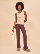 Laad de afbeelding in de Gallery-viewer, Model Front: Uv Line Fitness Top Regata Fem Ribbed Sand Upf50+