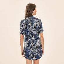 Laad de afbeelding in de Gallery-viewer, Model Back: Uv Line Shirtdress Shirtdress Coqueiros Marinho Upf50+