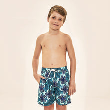 Laad de afbeelding in de Gallery-viewer, Model Front: Uv Line Boy's Swimwear Shorts Aqua Hibiscus Kids Upf50+