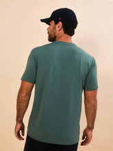 Laad de afbeelding in de Gallery-viewer, Model Back: Uv Line T-Shirt For Men T-Shirt New Fit Textura Masc Verde Jade Upf50+