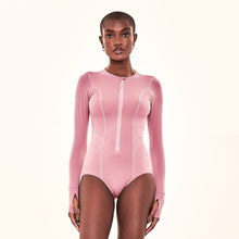 Laad de afbeelding in de Gallery-viewer, Model Front: Uv Line One-Piece Swimsuit Macae Malva Upf50+