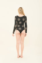 Laad de afbeelding in de Gallery-viewer, Model Back: Uv Line One-Piece Marina Shine Preto Malva