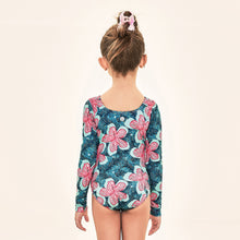 Laad de afbeelding in de Gallery-viewer, Model Back: Uv Line Girl's One-Piece Swimsuit Girl Hibiscus Upf50+