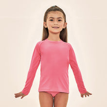 Laad de afbeelding in de Gallery-viewer, Model Front: Uv Line Rash Guard Acqua Qr Code Chiclete Fluor Upf50+