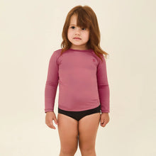Laad de afbeelding in de Gallery-viewer, Model Front: Uv Line Rash Guard Longsleeve Baby Malva Upf50+