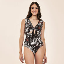 Laad de afbeelding in de Gallery-viewer, Model Front: Uv Line One-Piece Mirela Coqueiros Bege Upf50+