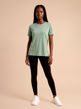Laad de afbeelding in de Gallery-viewer, Model Front: Uv Line Rash Guard T-Shirt Fem New Fit Mix Green Upf50+