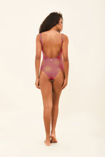 Laad de afbeelding in de Gallery-viewer, Model Back: Uv Line One-Piece Swimsuit Shine Malva