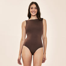 Laad de afbeelding in de Gallery-viewer, Image 05: Uv Line One-Piece Mirela Coqueiros Bege Upf50+