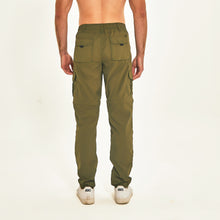 Laad de afbeelding in de Gallery-viewer, Model Back: Uv Line Fitness Bottom Chelsea Verde Militar Upf50+