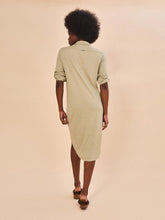Laad de afbeelding in de Gallery-viewer, Model Back: Uv Line Shirtdress Shirtdress Copenhagen Mescla Areia Upf50+