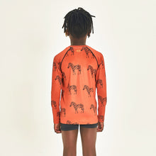 Laad de afbeelding in de Gallery-viewer, Model Back: Uv Line Rash Guard Longsleeve Acqua Zebra Inf Upf50+