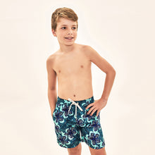 Laad de afbeelding in de Gallery-viewer, Image 04: Uv Line Boy's Swimwear Shorts Aqua Hibiscus Kids Upf50+
