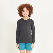 Laad de afbeelding in de Gallery-viewer, Model Front: Uv Line Rash Guard Longsleeve Uvpro Kids Preto Upf50+