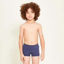 Laad de afbeelding in de Gallery-viewer, Model Front: Uv Line Boy's Swimwear Trunks Kids F Inf Navy Blue Upf50+