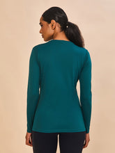 Laad de afbeelding in de Gallery-viewer, Model Back: Uv Line Rash Guard Longsleeve Fem New Fit Petroleo Upf50+