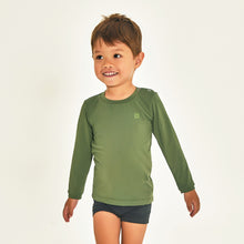 Laad de afbeelding in de Gallery-viewer, Model Front: Uv Line Rash Guard Longsleeve Baby Verde Militar Upf50+