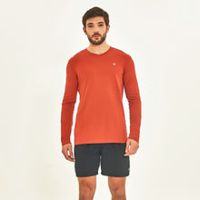 Laad de afbeelding in de Gallery-viewer, Model Front: Uv Line Rash Guard Longsleeve Sport Fit Ferrugem Upf50+