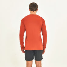 Laad de afbeelding in de Gallery-viewer, Model Back: Uv Line Rash Guard Longsleeve Sport Fit Ferrugem Upf50+