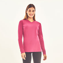 Laad de afbeelding in de Gallery-viewer, Model Front: Uv Line Rash Guard Longsleeve Sport Fit Fuchsia Upf50+