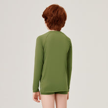 Laad de afbeelding in de Gallery-viewer, Model Back: Uv Line Rash Guard Longsleeve Uvrpo Inf Verde Militar Upf50+