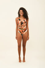 Laad de afbeelding in de Gallery-viewer, Model Front: Uv Line One-Piece Marina Mangara Upf50+