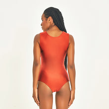 Laad de afbeelding in de Gallery-viewer, Model Back: Uv Line One-Piece Mirela Ferrugem Upf50+