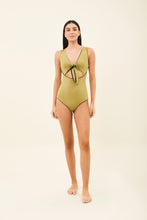 Laad de afbeelding in de Gallery-viewer, Model Front: Uv Line One-Piece Mirela Oliva Preto Upf50+