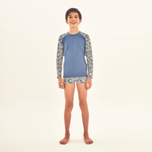 Laad de afbeelding in de Gallery-viewer, Model Front: Uv Line Rash Guard Rash Guard Kids Costela Aco Off White Upf50+