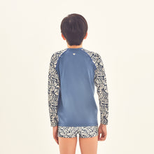 Laad de afbeelding in de Gallery-viewer, Model Back: Uv Line Rash Guard Rash Guard Kids Costela Aco Off White Upf50+