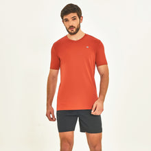 Laad de afbeelding in de Gallery-viewer, Model Front: Uv Line Fitness Top T-Shirt Sport Fit Ferrugem Upf50+