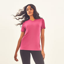 Laad de afbeelding in de Gallery-viewer, Model Front: Uv Line Fitness Top T-Shirt Sport Fit Fuchsia Upf50+