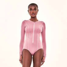 Laad de afbeelding in de Gallery-viewer, Model Front: Uv Line One-Piece Macae Malva Upf50+
