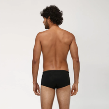 Laad de afbeelding in de Gallery-viewer, Model Back: Uv Line Sunga / Boxer Swim Trunks Masc Black Upf50+
