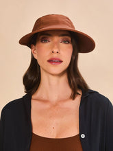 Laad de afbeelding in de Gallery-viewer, Model Front: Uv Line Caps Visor Capri Colors Nac Fem Coniac Upf50+
