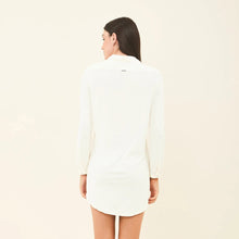 Laad de afbeelding in de Gallery-viewer, Model Back: Uv Line Shirtdress Shirtdress Copenhagen Fem Off White Upf50+
