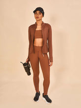 Laad de afbeelding in de Gallery-viewer, Model Front: Uv Line Fitness Bottom Legging Fit Aspen Brown Upf50+
