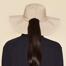 Laad de afbeelding in de Gallery-viewer, Model Back: Uv Line Floppy Hat San Diego Areia Kaki Upf50+
