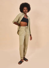 Laad de afbeelding in de Gallery-viewer, Model Front: Uv Line Shirtdress Shirt Copa Sand Upf50+
